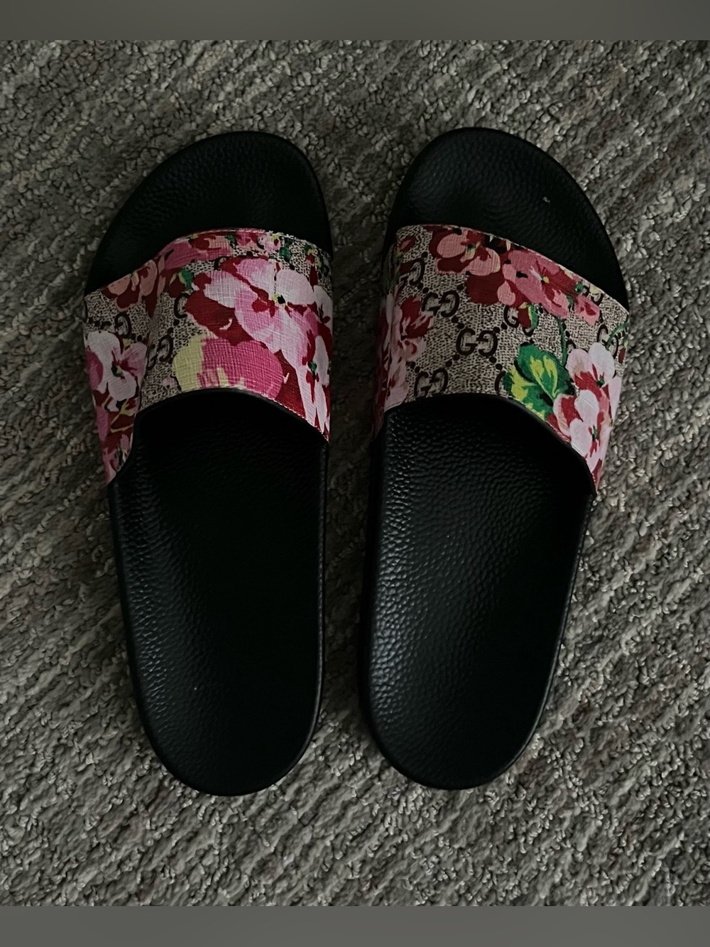 Gucci GG Blooms
Supreme slides